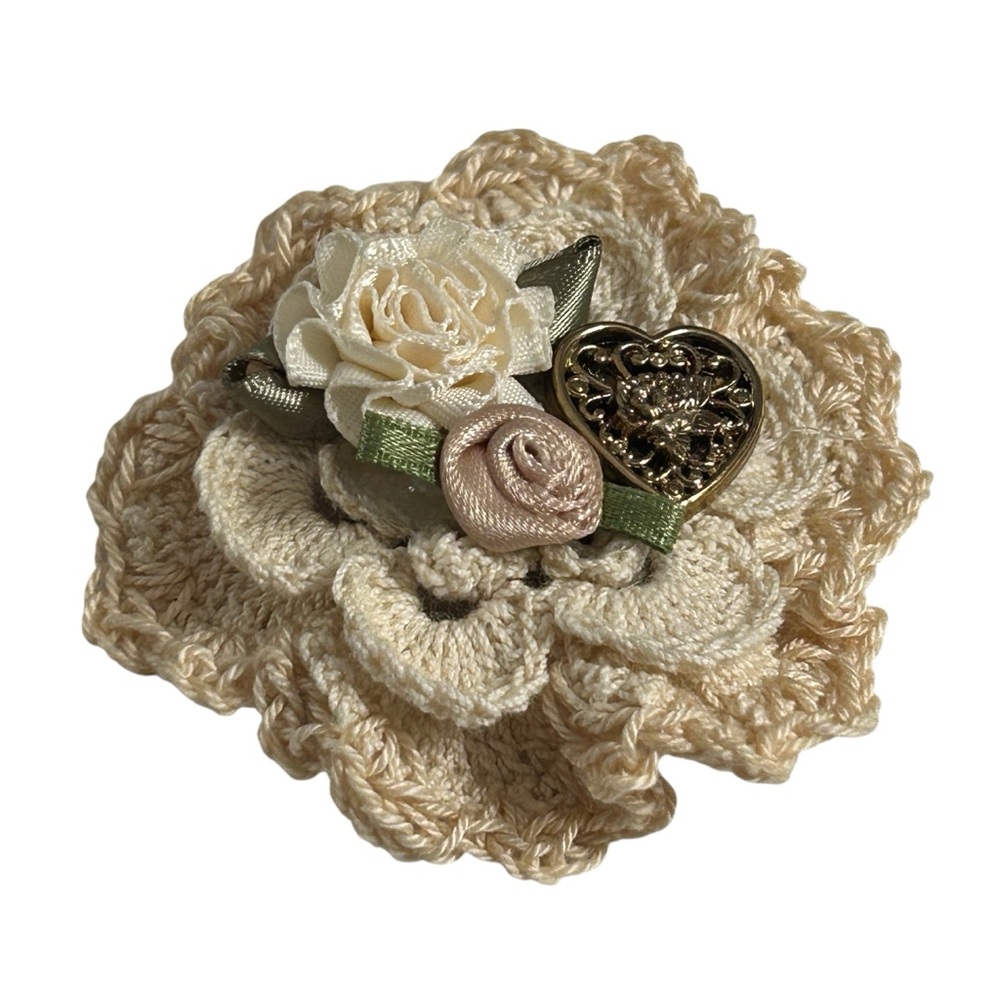 Vintage Handmade Ivory Flower Crocheted Yarn Flower Brooch Pin Preowned - Picture 4 of 10
